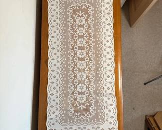 149 setof2whitelaceembroideredtableru