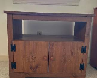 154 rollingwoodentvstandwithcarveddoor
