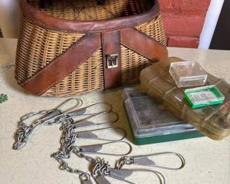 117 vintagewickerandleatherfishingcreel