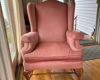 271 vintagepinkwingbackarmchairwithquee