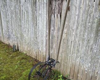 104 antiquewalkbehindcastirongardencul