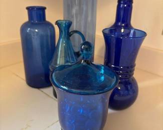 086 vintagecobaltblueglassbottleset6p