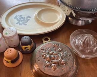 055 vintagekitchenwarelotstarcolandersg