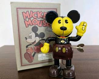 010 disneyyoungepochwinduptinmickeymo