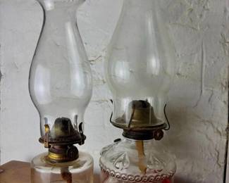 174 twoantiqueglasskeroseneoillampshur
