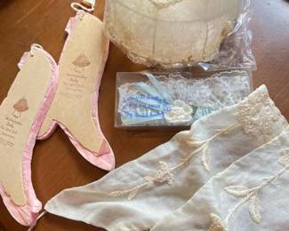 074 vintagebridallotembroideredglovesbe
