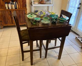 Lovely bistro table and 4 chairs. 