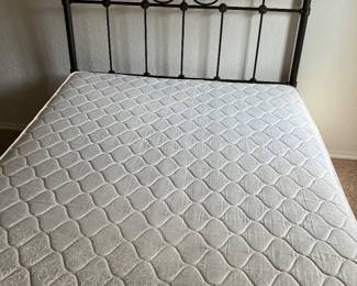 Queen size bed. Very clean.