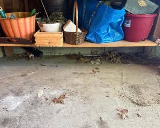 063 assortedgardeningtoolsandplanterslo