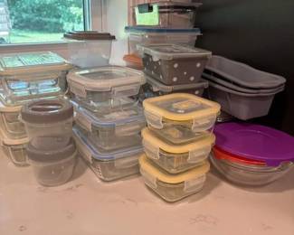 027 largelotoffoodstoragecontainers