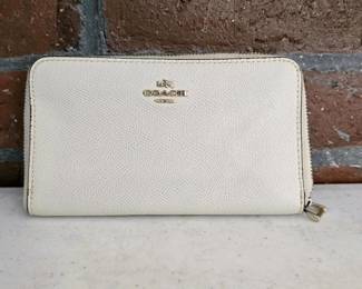 001 coachaccordionziparoundwalletoffwh
