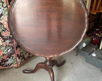 214 mahoganytilttoppiecrusttripodtable