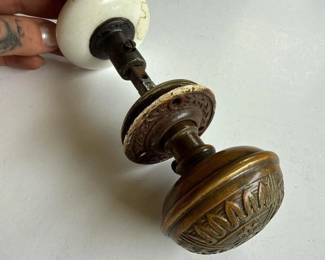 042 antiqueornatebrassporcelaindoorknob