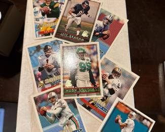 035 largeamountoffootballcards