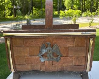 107 vintagewoodenbasketwithbrasstonedt