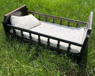 157 vintagewoodendollbedwithspindlesid