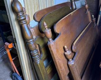252 lotofvintagetwinsizebedsnorails