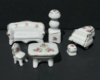 129 adorableminiatureporcelaindollhousef