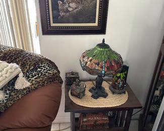 Tiffany lamp/lion picture