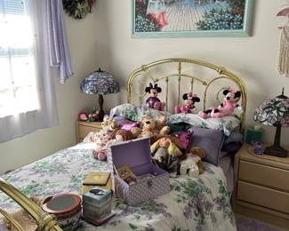 Bed/brass headboard