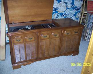 Very nice console stereo that works well