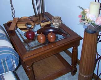 There are 2 of these end tables with a matching coffee table