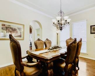 Most fantastic dining table that extends with 3 leaves 6 dinning chairs