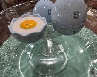 egg-shaped salt and pepper shaker set. I love these