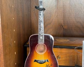 Authentic George Strait Signature Replica Miniature Acoustic Guitar An ornamental 1:4 scale