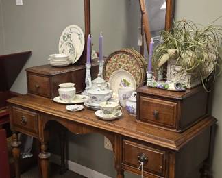 Tell me I'm not the only one singing "You're So Vain" to every vanity they meet.