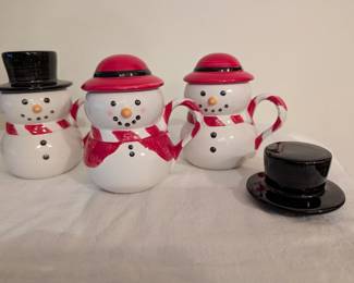 4 hats, 3 mugs Williams Sonoma, like new condition