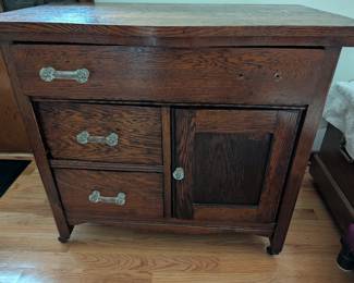 32x28x19 very good condition missing one handle
