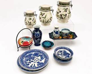 104 VintageInternationalPotteryBlueWillowDecorLot