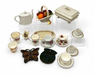 137 VintagePorcelainTeaSetDecorLotwTrinkets