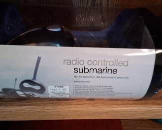 Radio-controlled submarine toy