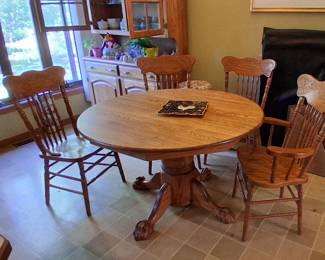 Amish dining table with four chairs and leaves and pads