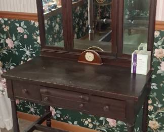 antique English oak vanity features a distinctive barley twist design and a three-piece mirror.