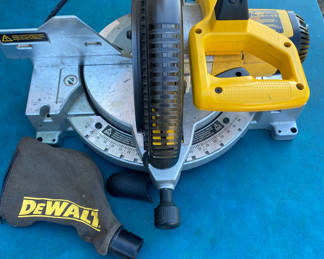 Lot 89: DeWalt Compound Miter Saw