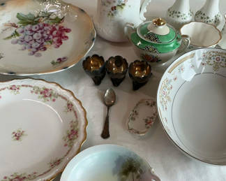 Lot 64: Assorted vintage porcelain china and tableware