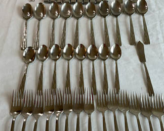 Lot 52: Oneida Stainless Flatware