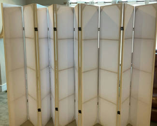 Lot 28: Large Privacy Screen