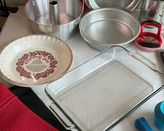 Lot 56: Bakeware, cookware and kitchen utensils collection