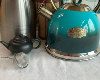 Lot 59: Assorted tea and coffee vessels and accessories