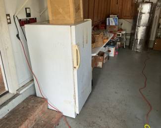 Upright deep freeze