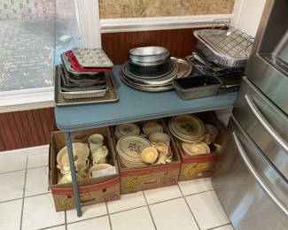 Baking tins, 85 piece set of dishes.