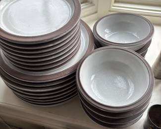 Bomshbee - pottery - 3-piece place settings with 8 place settings (24 pieces)