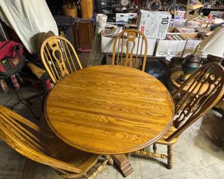 Dining table (with 4 leaves extends to 8' table)