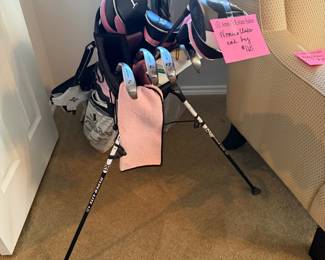 Womens set of golf clubs with bag