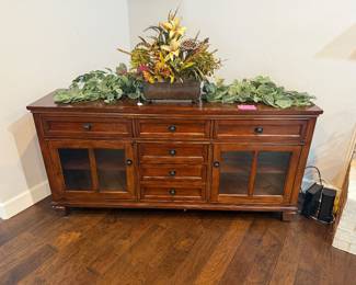 Lovely Havertys sideboarf