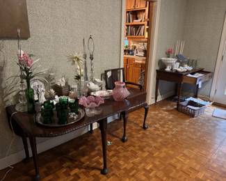 Very handsome mahogany VTG drop leaf table in pristine condition